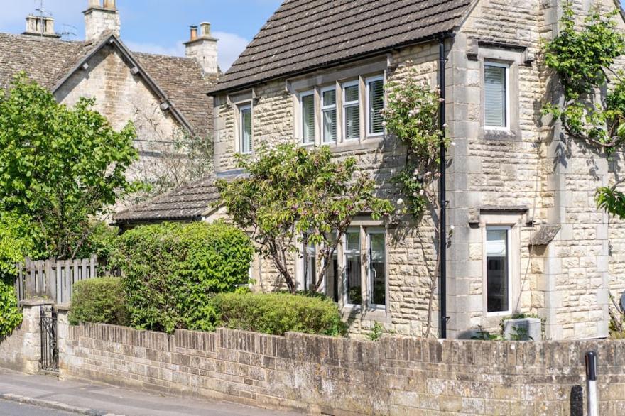 Bright and cosy two bedroom holiday cottage with wood burning stove - Hillcrest Cottage