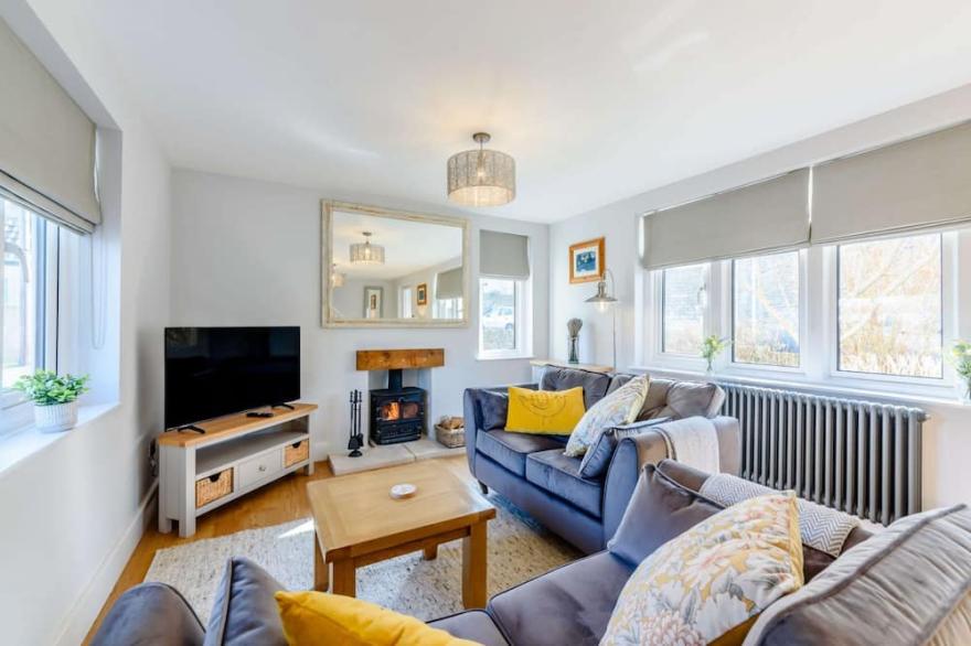 Bright and cosy two bedroom holiday cottage with wood burning stove - Hillcrest Cottage