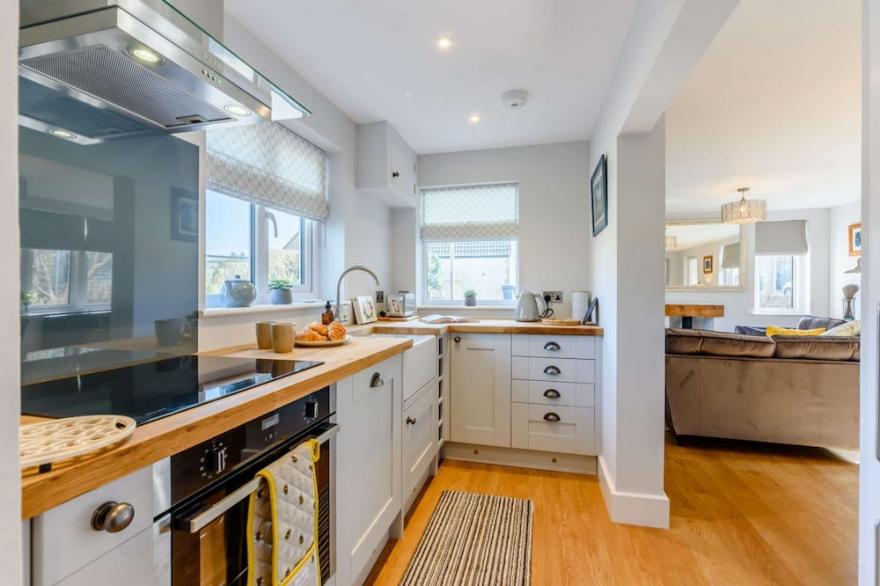 Bright and cosy two bedroom holiday cottage with wood burning stove - Hillcrest Cottage