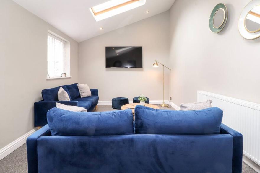 BECKMEAD, pet friendly, character holiday cottage in Windermere