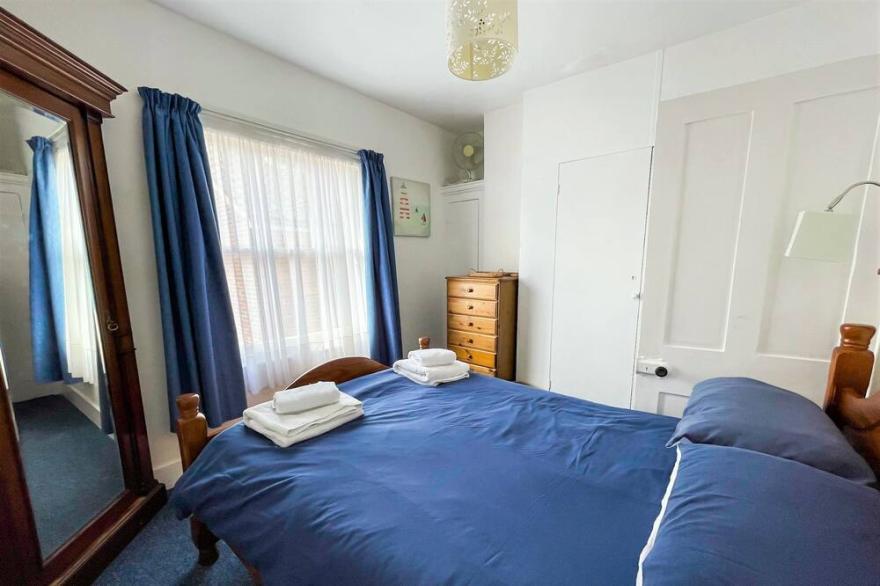 The Original Seaside House -  a cottage that sleeps 4 guests  in 2 bedrooms
