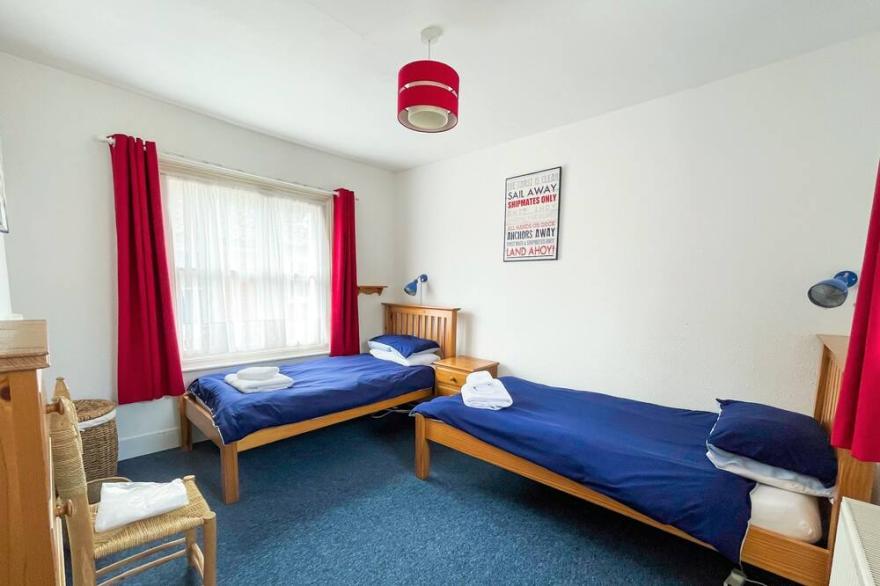 The Original Seaside House -  a cottage that sleeps 4 guests  in 2 bedrooms
