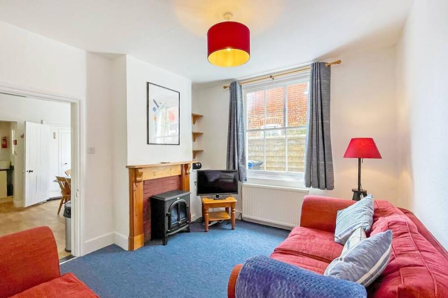The Original Seaside House -  a cottage that sleeps 4 guests  in 2 bedrooms