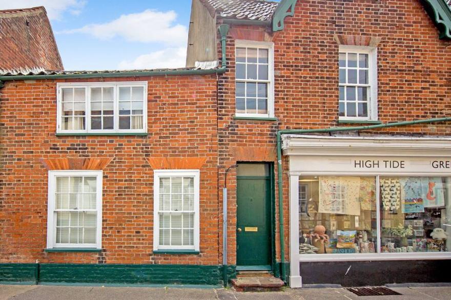 3 Trinity Street -  a cottage that sleeps 6 guests  in 3 bedrooms