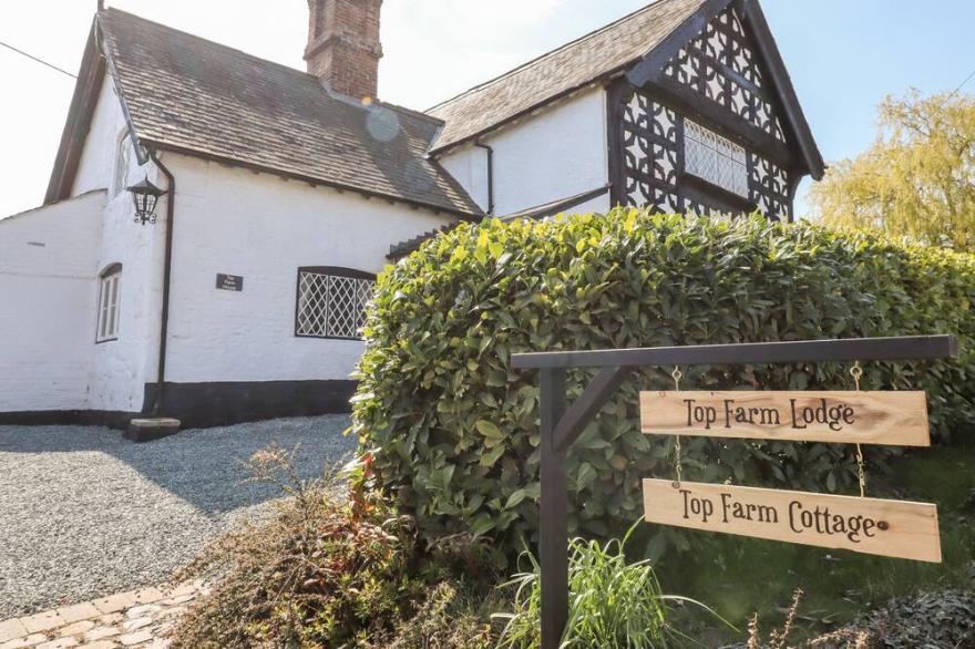 TOP FARM COTTAGE, pet friendly, character holiday cottage in Knockin