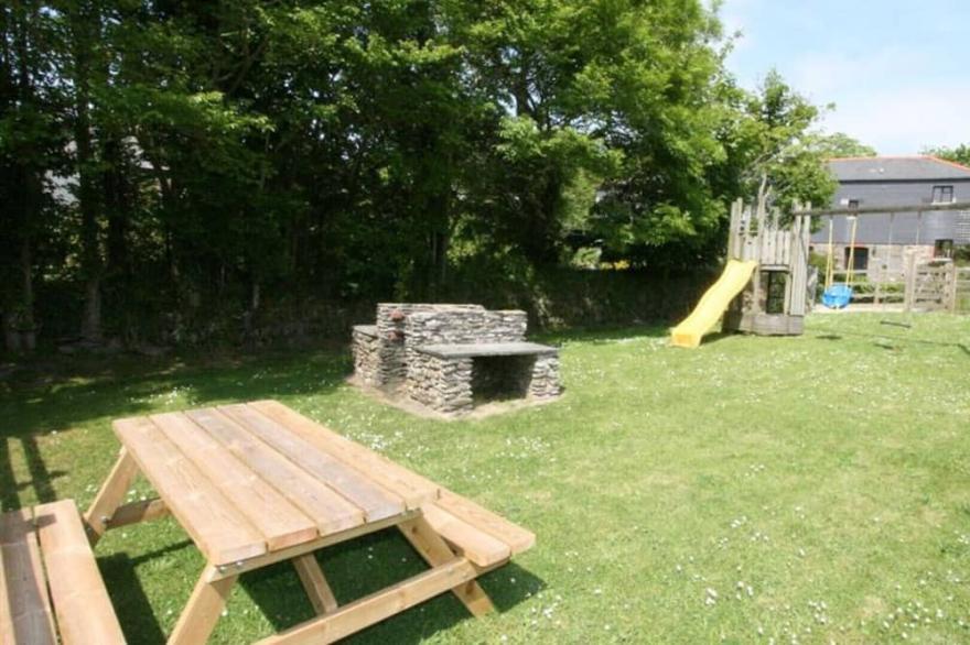 Cob Loaf Cottage, a comfortable cottage close to Fowey