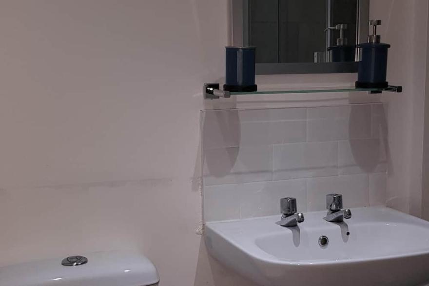 LONDON. Great house. <br>Great location. 4 bedrooms. 8 beds. Beautiful garden.