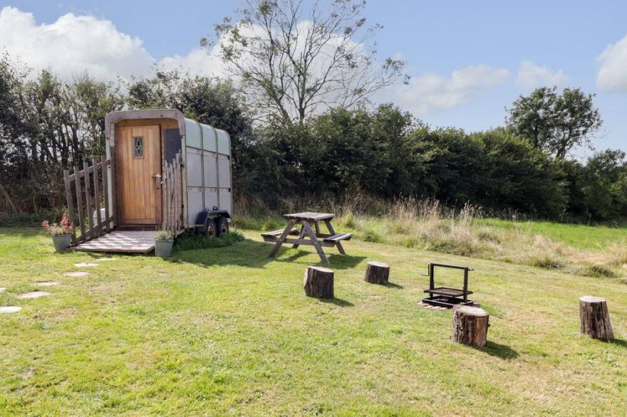 CUDDFAN ECO LODGE, romantic, character holiday cottage in Kidwelly