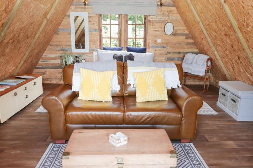 CUDDFAN ECO LODGE, romantic, character holiday cottage in Kidwelly