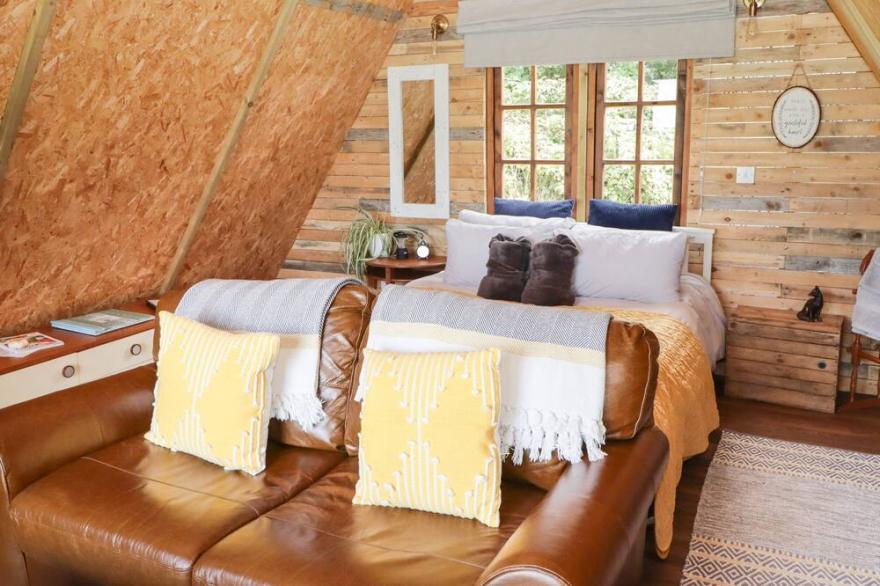 CUDDFAN ECO LODGE, romantic, character holiday cottage in Kidwelly