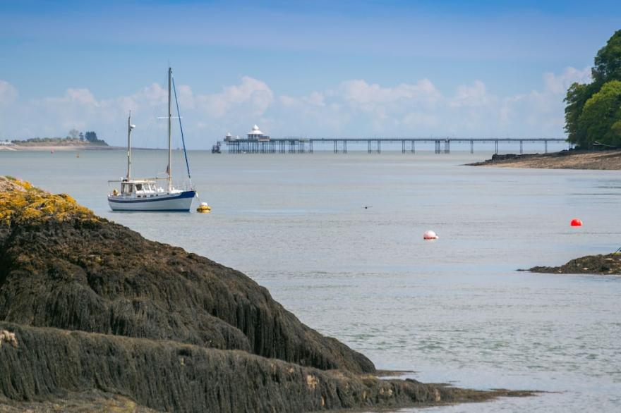 10 Beach Road -  a sea view that sleeps 4 guests  in 2 bedrooms