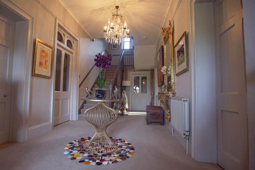 Luxury Country Estate with Concierge and Staff. Close to London, Windsor, Ascot