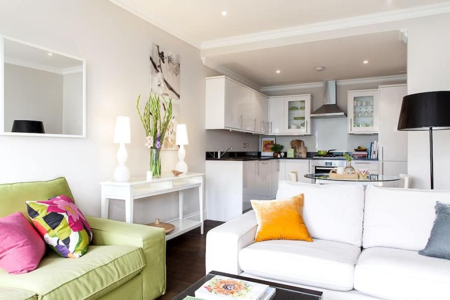 White Hill House 4 - Modern with Large Private Terrace