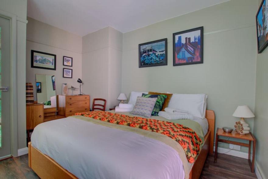 Hideout - Two Bedroom Apartment, Sleeps 4