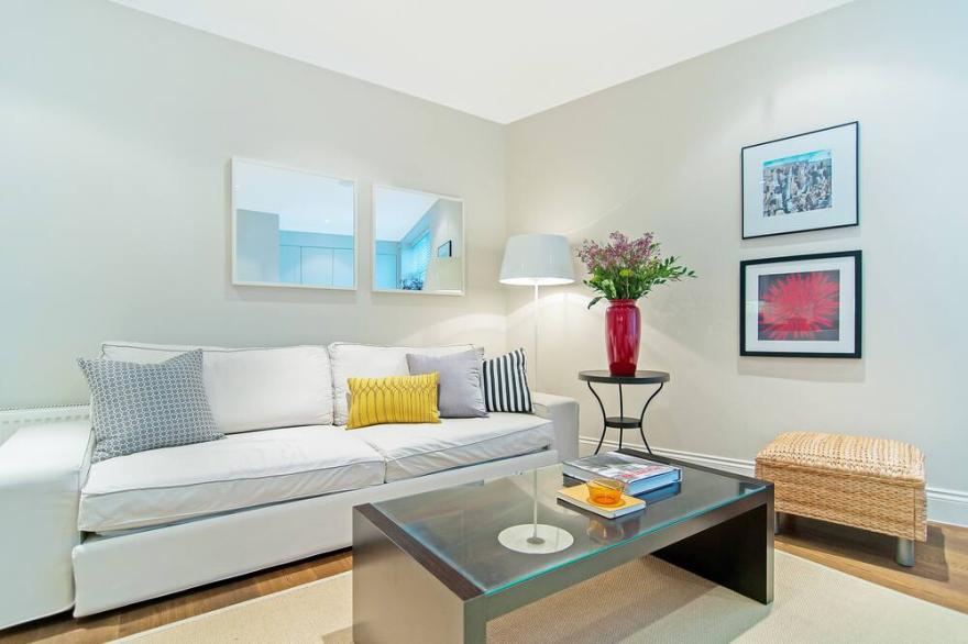 Spacious and Very Close to the Tube