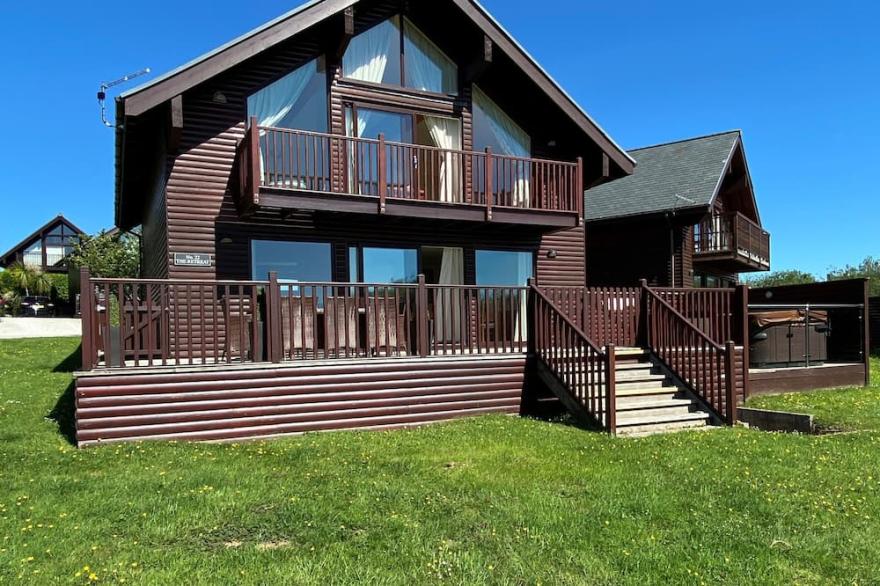 Discounted rates Spring 2023 - Beautiful Lodge - sleeps 8 people c/w hot tub