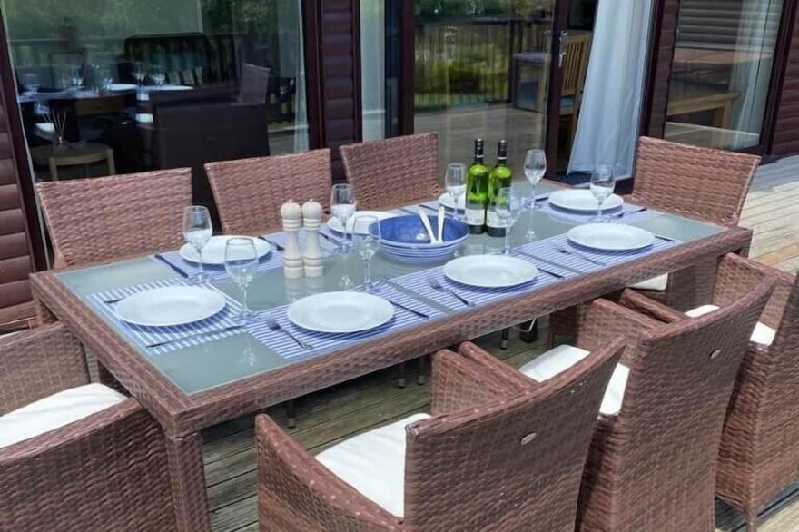 Discounted rates Spring 2023 - Beautiful Lodge - sleeps 8 people c/w hot tub
