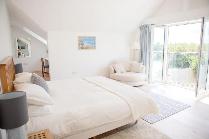 Bright and spacious 4 bedroom house, 10 mins walk from Constantine Bay