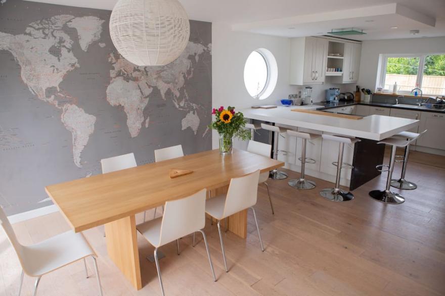Bright and spacious 4 bedroom house, 10 mins walk from Constantine Bay