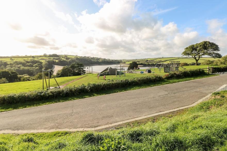 SWALLOWS COTTAGE, pet friendly, with a garden in Maenclochog
