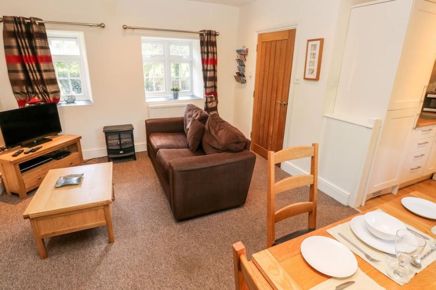 SWALLOWS COTTAGE, pet friendly, with a garden in Maenclochog