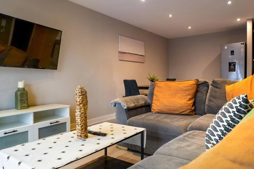 Pass the Keys | Stunning 2BR Apt w Balcony Views City Centre