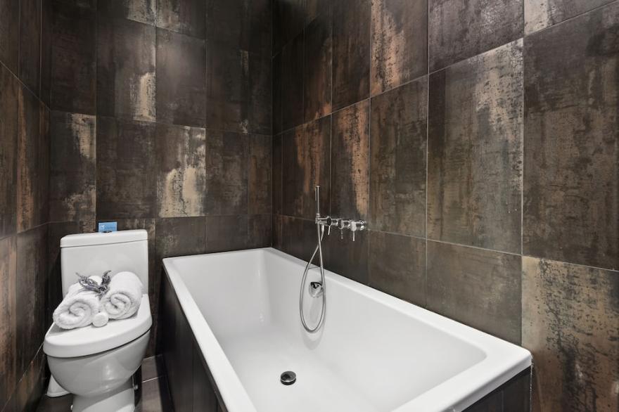 Spacious Chelsea Apartment with private garden, sleeps 5
