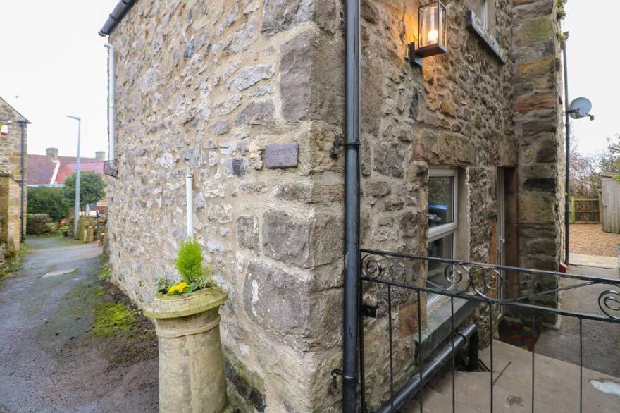 WOODBINE COTTAGE, family friendly, with hot tub in Winster