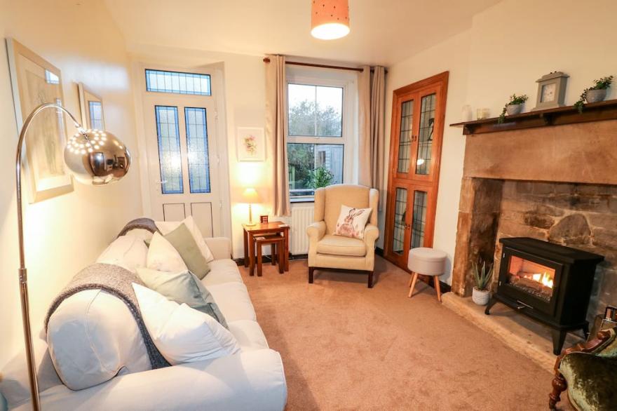 WOODBINE COTTAGE, family friendly, with hot tub in Winster