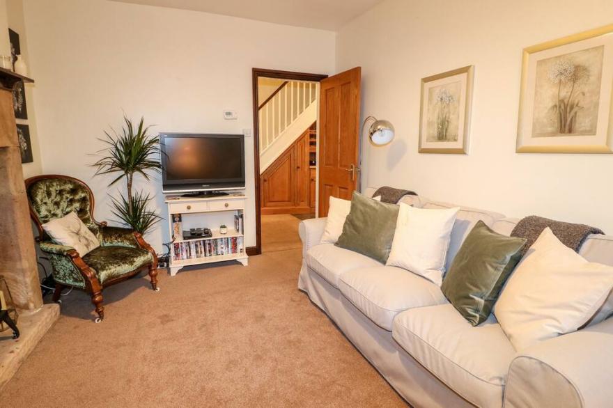 WOODBINE COTTAGE, family friendly, with hot tub in Winster
