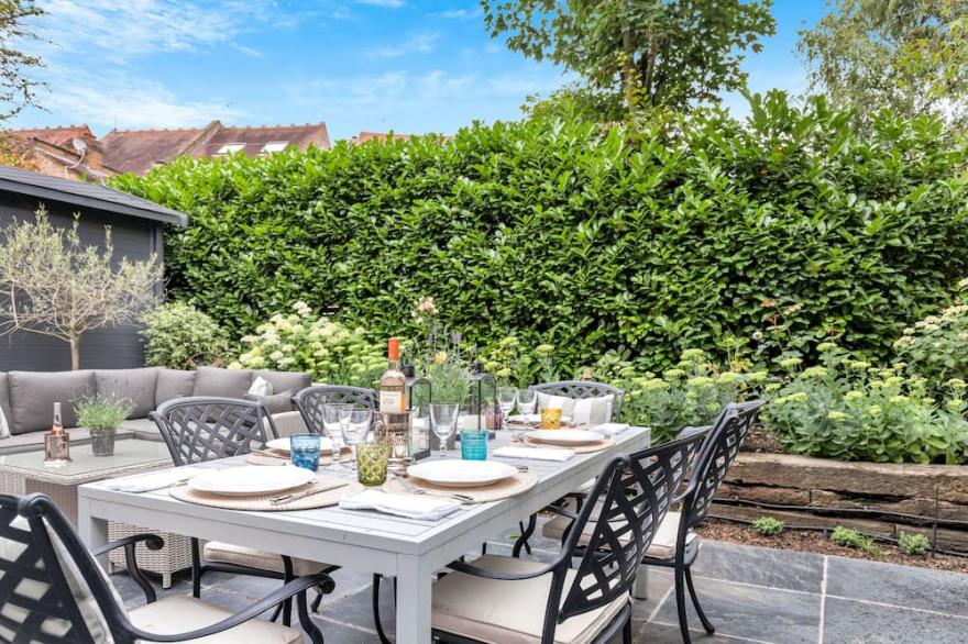 The Hampstead Retreat. Luxury living with own garden. 15 mins to central London