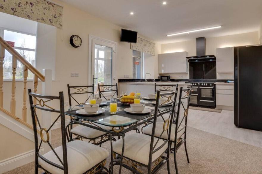 Station House - Three Bedroom House, Sleeps 6
