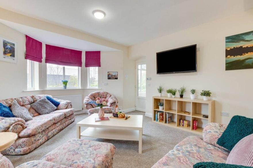 Station House - Three Bedroom House, Sleeps 6
