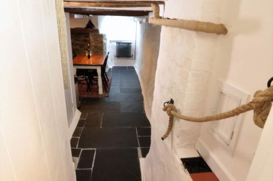 Tolva Cottage: 2-bedrooms, close to beach, harbour, town & quayside amenities.