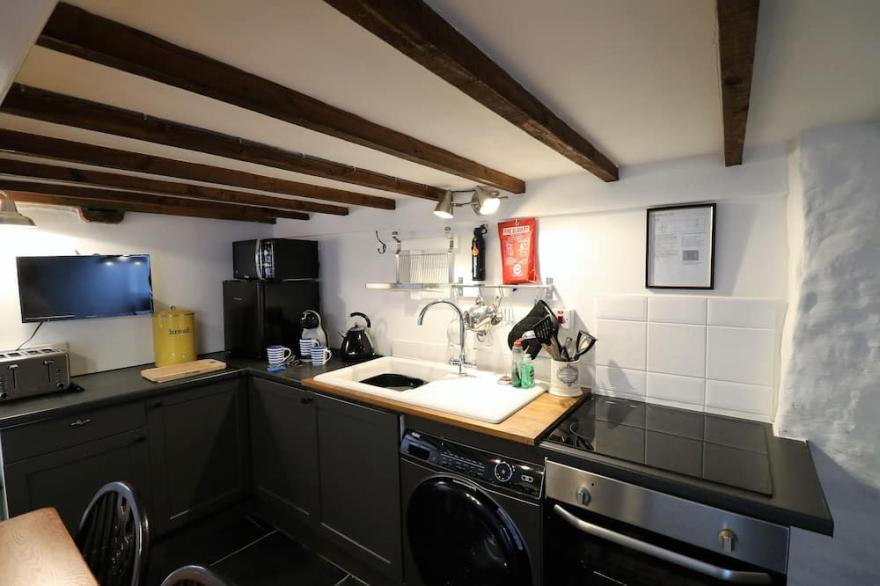 Tolva Cottage: 2-bedrooms, close to beach, harbour, town & quayside amenities.