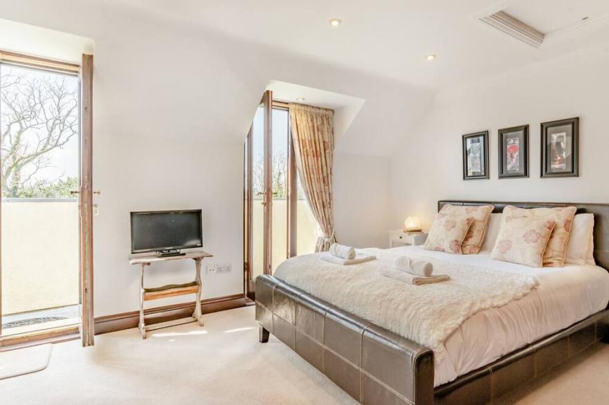 Highfield House - Three Bedroom House, Sleeps 7