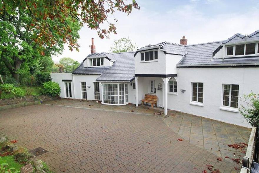 Holly Tree Lodge - Four Bedroom House, Sleeps 9