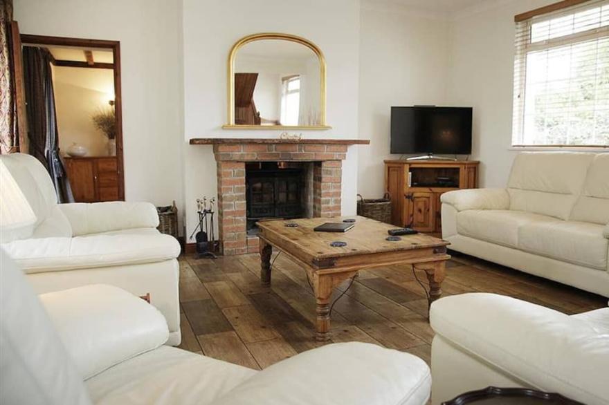 Holly Tree Lodge - Four Bedroom House, Sleeps 9