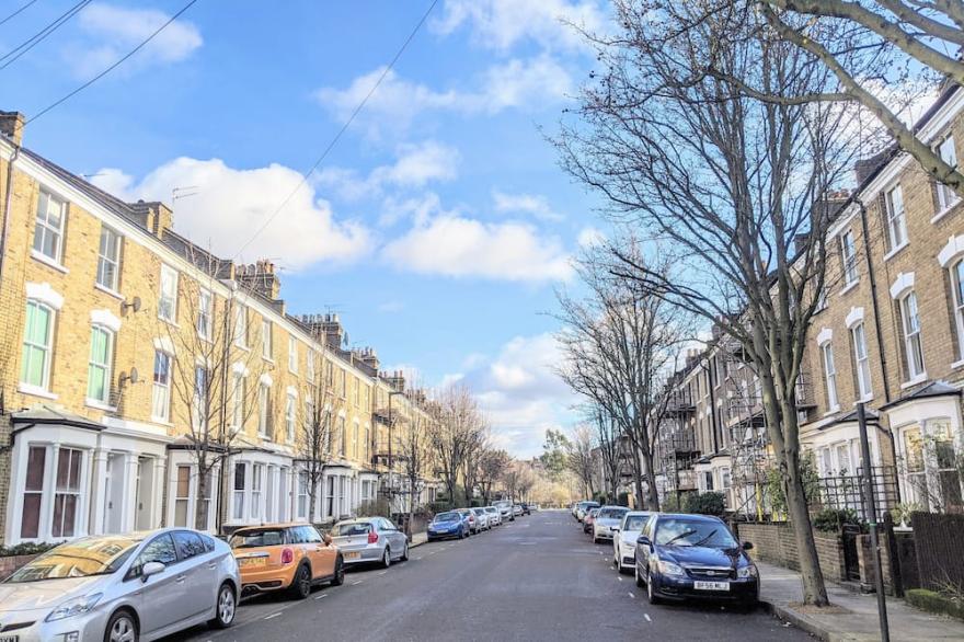 Amazing luxury 6 bed 3 bath family house in central London with back garden