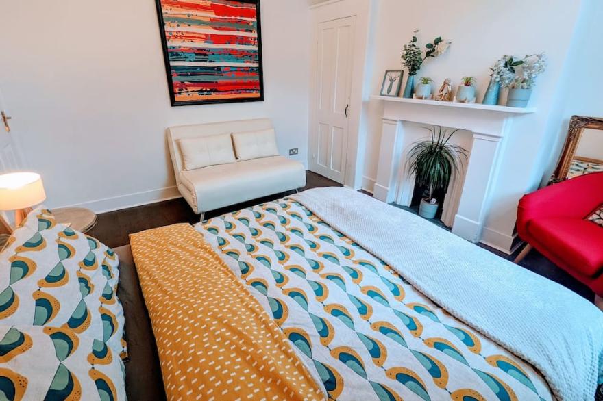 Amazing luxury 6 bed 3 bath family house in central London with back garden