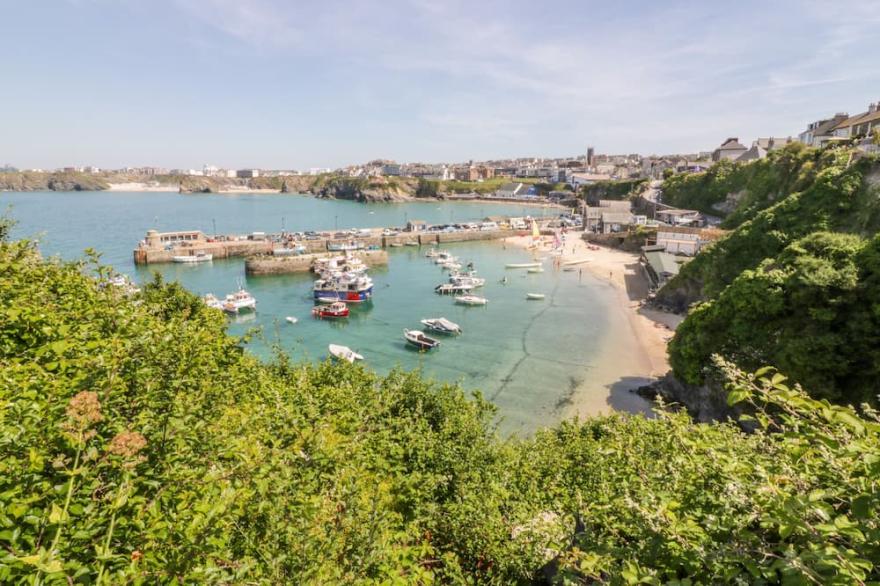 FISTRAL QUAY, pet friendly, with hot tub in Newquay