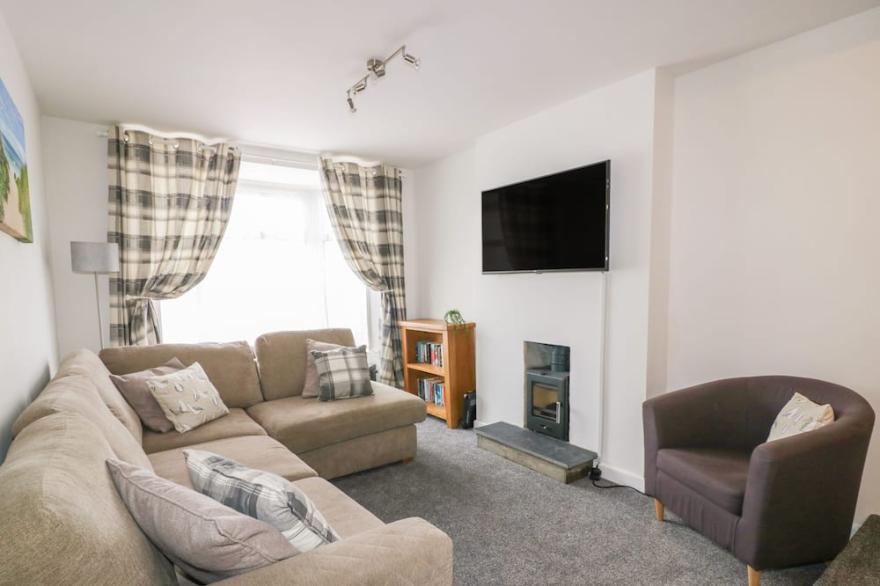 FISTRAL QUAY, pet friendly, with hot tub in Newquay
