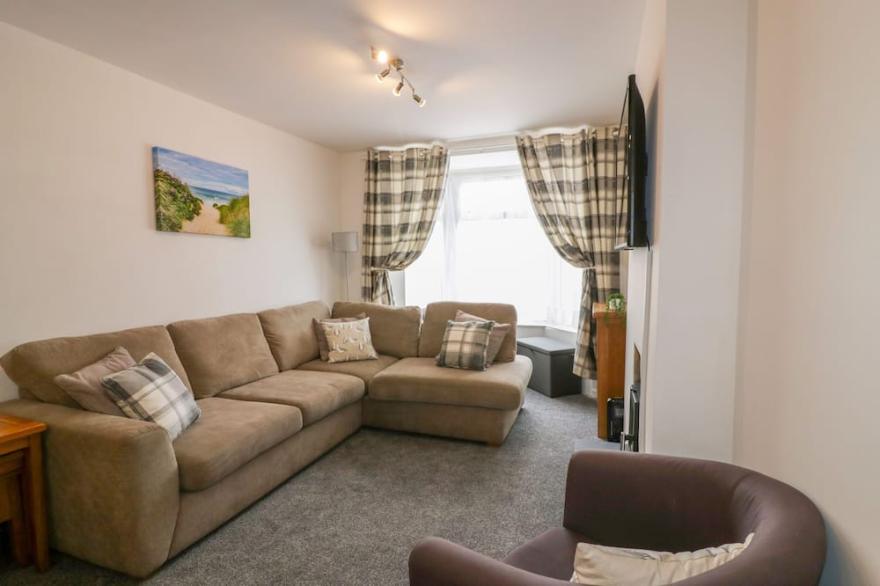 FISTRAL QUAY, pet friendly, with hot tub in Newquay