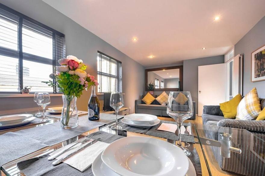 Pass the Keys | 2BR Luxury Apartment with Jacuzzi Bath