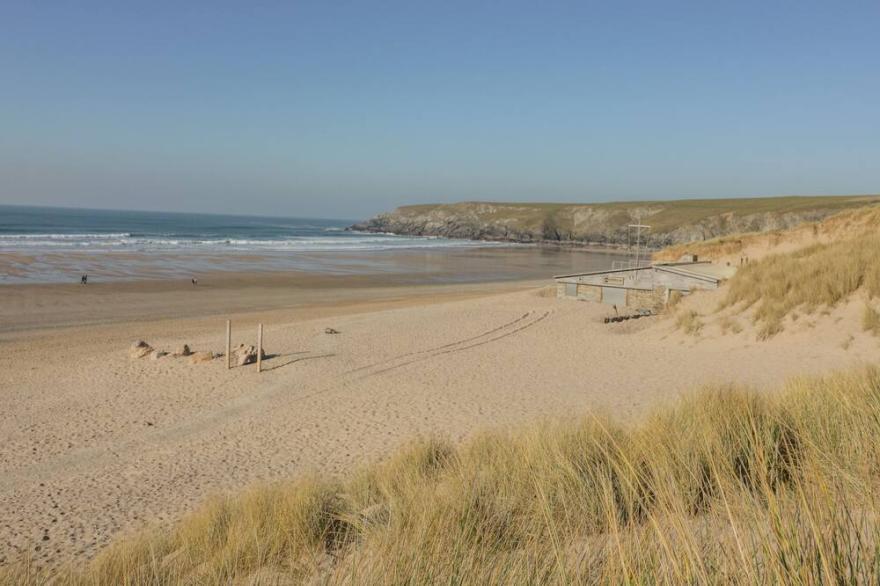 PALM VIEW, pet friendly, character holiday cottage in Holywell Bay