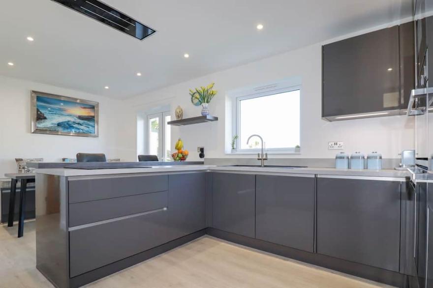 PALM VIEW, pet friendly, character holiday cottage in Holywell Bay