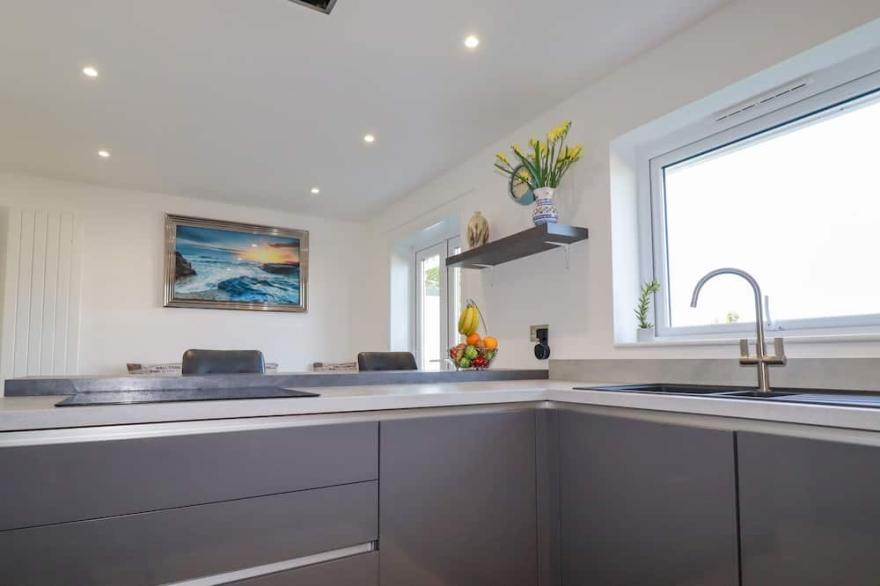 PALM VIEW, pet friendly, character holiday cottage in Holywell Bay
