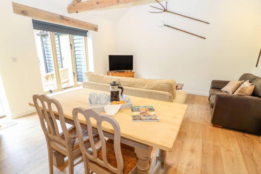 THE STABLES, family friendly in Willow Grange Barns, Stanfield