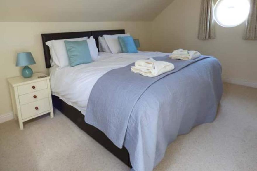 3 Bedroom House, Sleeps 6, With Parking for 3 Cars