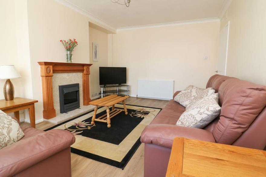 4 RANBY DRIVE, country holiday cottage, with a garden in Hornsea